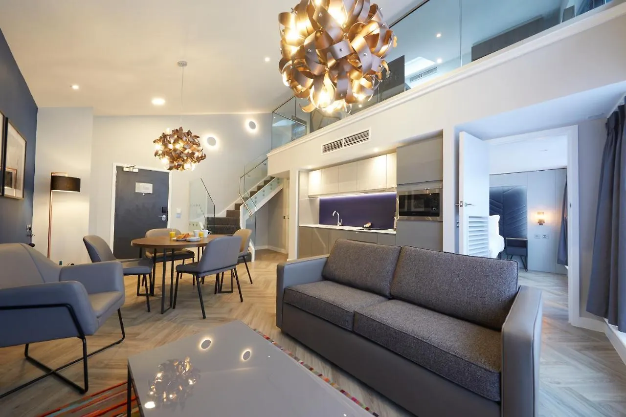 Roomzzz York City 4*,