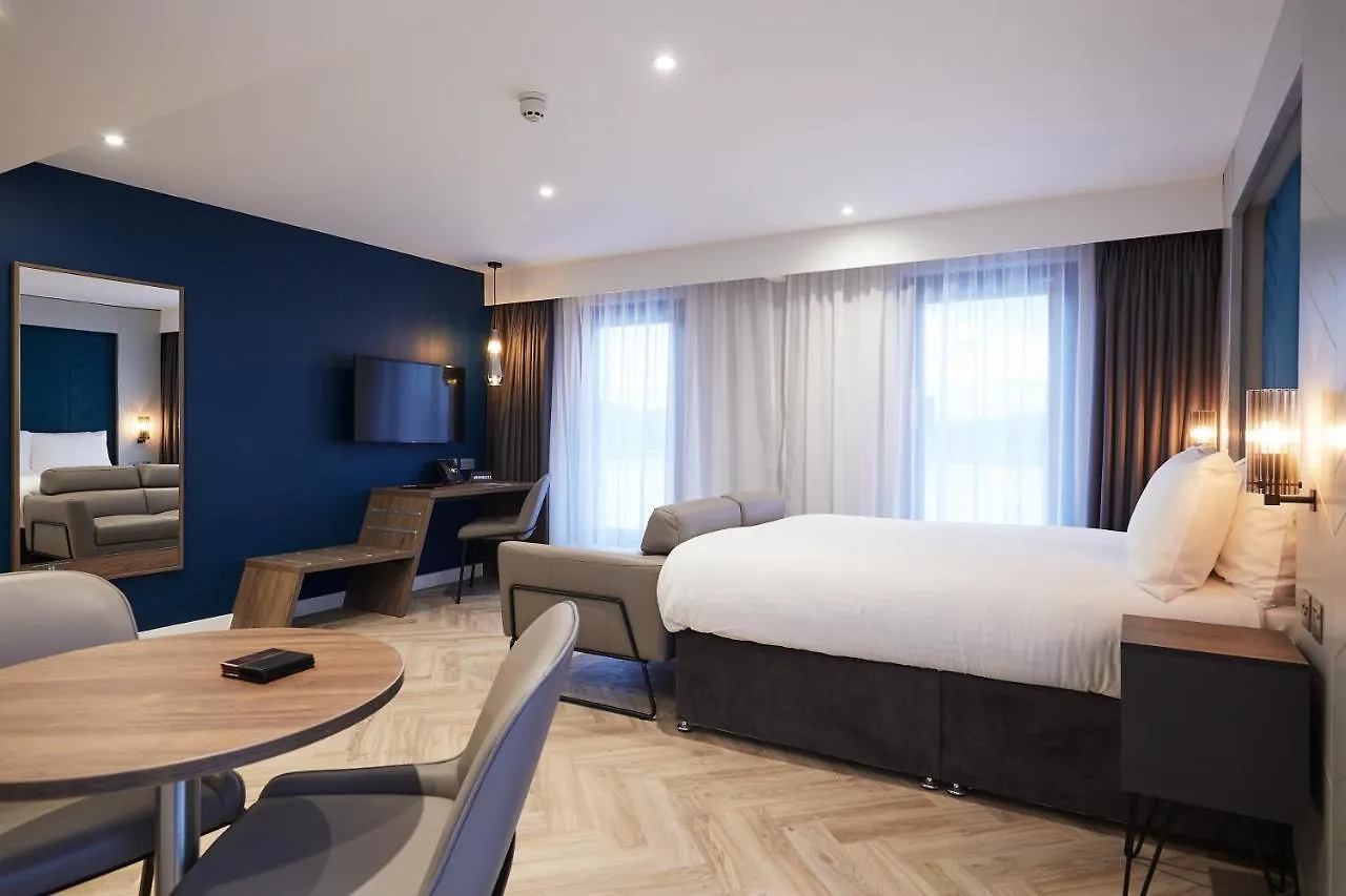 Roomzzz York City 4*,
